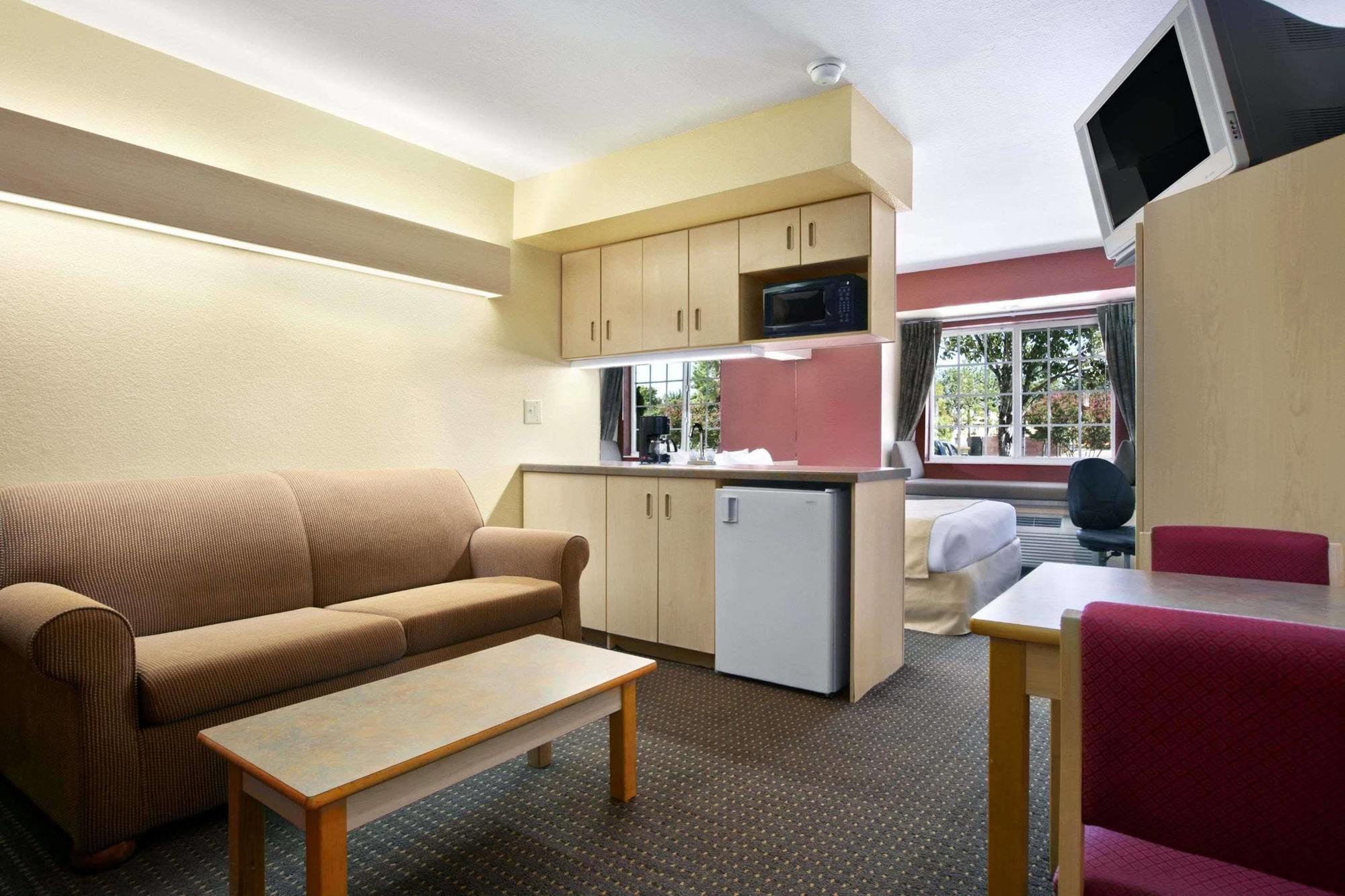 Microtel Inn & Suites Батон-Руж Номер фото